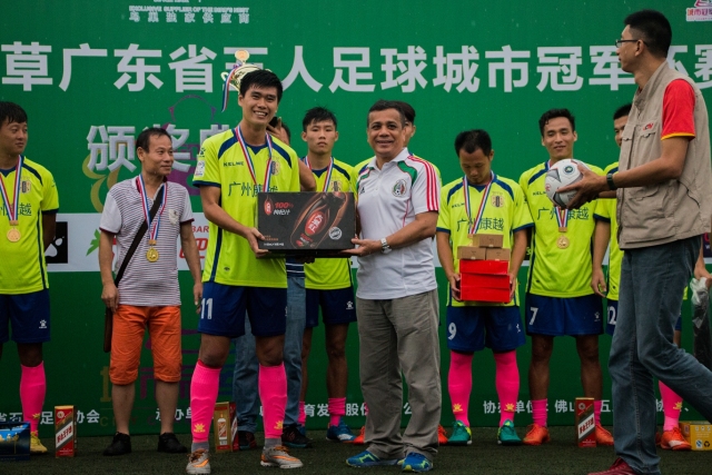 张耀坤脸色铁青！U16国足3-2领先+11打10：最后竟被追平+2人染红被罚下